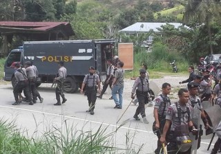 Armed police turn up to forcibly  disperse the demonstration in West Papua
