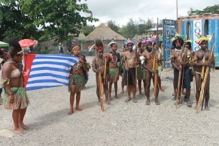 Papua Barat pada hari dalam pakaian tradisional 