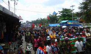 Almost 1000 West Papuans in Timika protest for the release of the journalists  