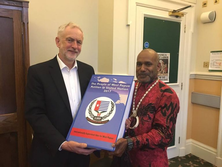 Benny Wenda mempersembahkan Petisi Rakyat Papua Barat untuk Pemimpin Oposisi Inggris Jeremy Corbyn, anggota pendiri Parlemen Internasional untuk Papua Barat.